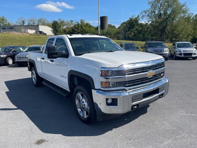 2015 Chevrolet Silverado 2500HD LT photo 2