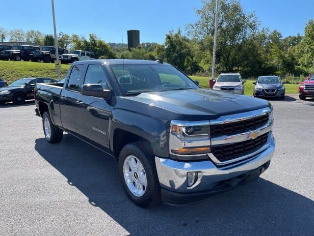 2017 Chevrolet Silverado 1500 LT photo 2