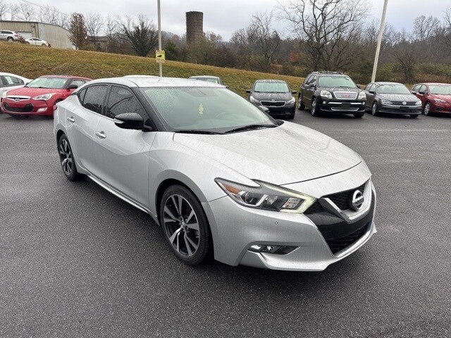 2017 Nissan Maxima SV photo 2