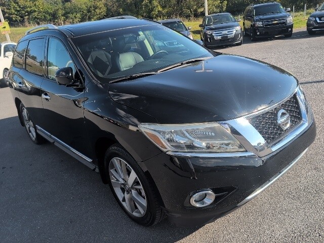 2013 Nissan Pathfinder Platinum photo 2