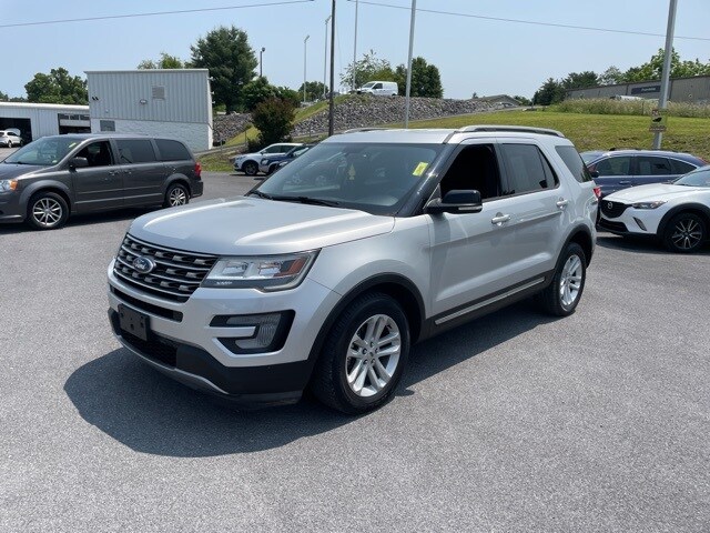 2017 Ford Explorer XLT photo 4