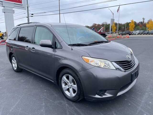 2012 Toyota Sienna LE photo 2