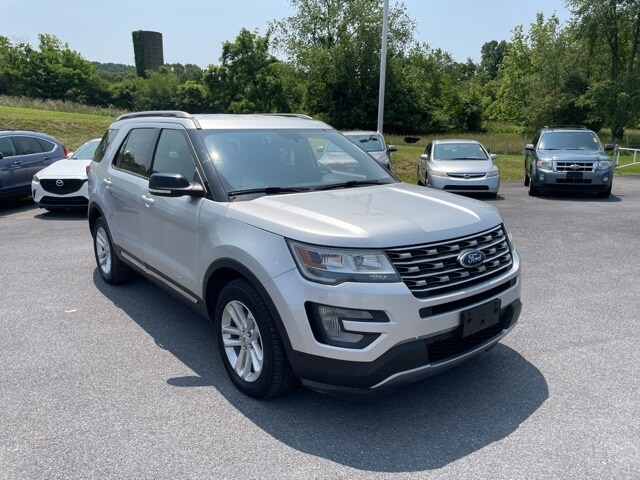 2017 Ford Explorer XLT photo 2