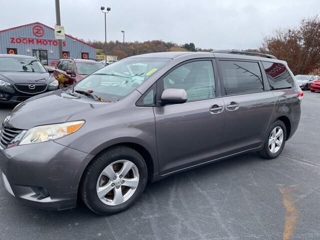 2012 Toyota Sienna LE photo 4
