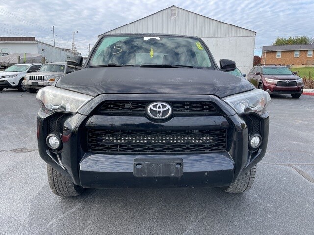 2016 Toyota 4Runner SR5 photo 3