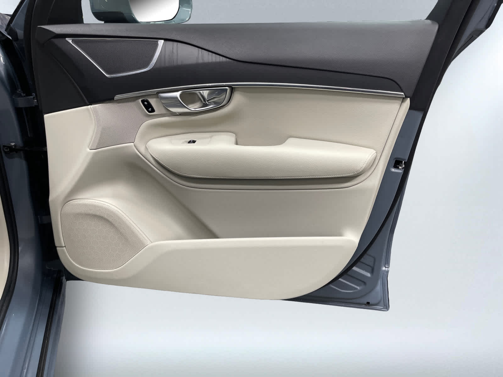 used 2020 Volvo XC90 car, priced at $26,997