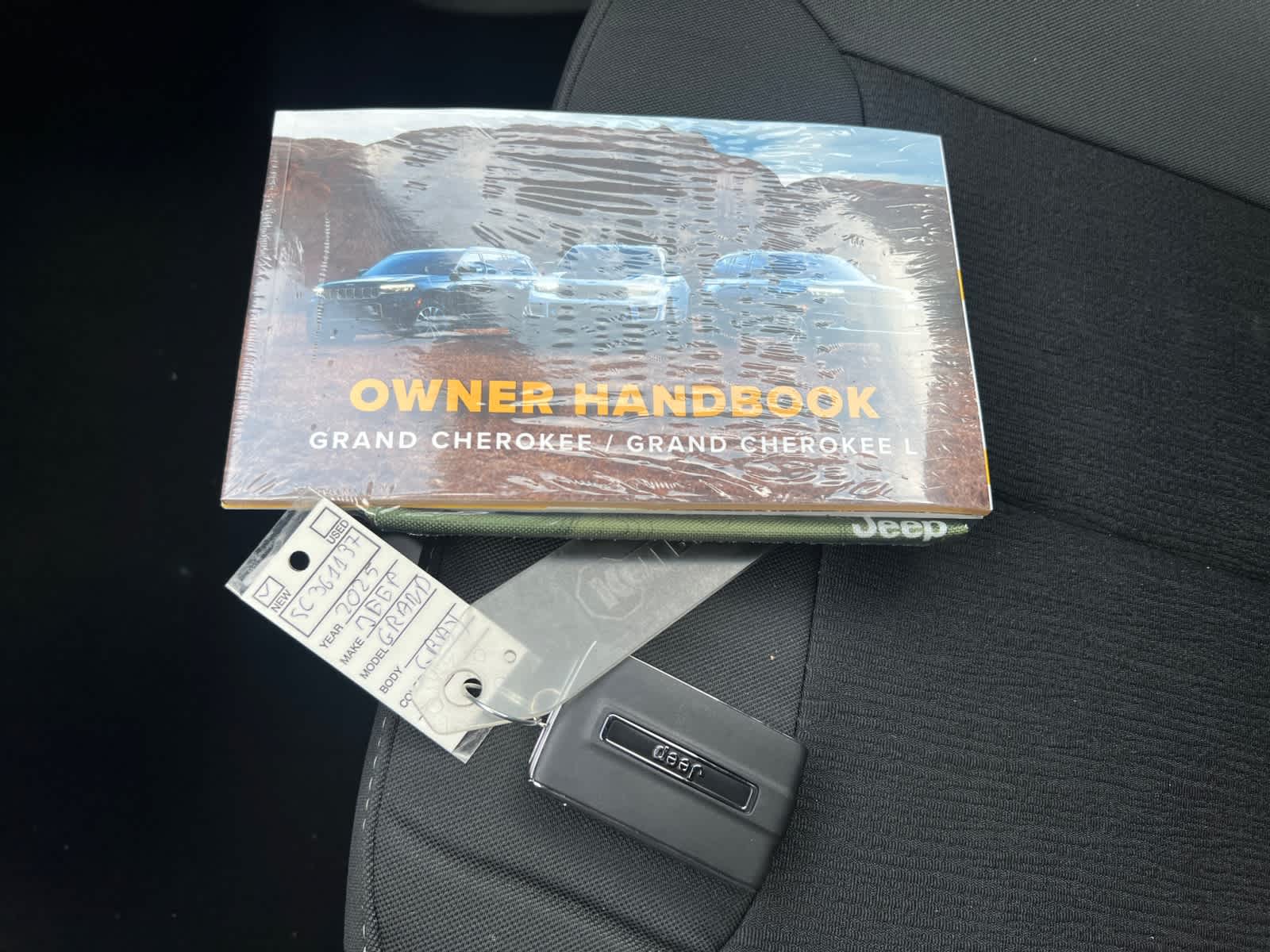 new 2025 Jeep Grand Cherokee car, priced at $38,275