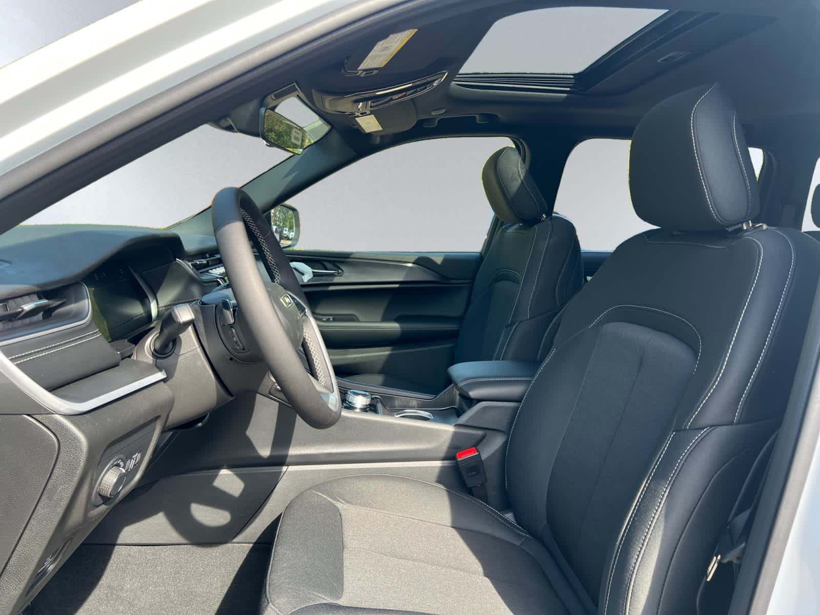 new 2025 Jeep Grand Cherokee car, priced at $37,680