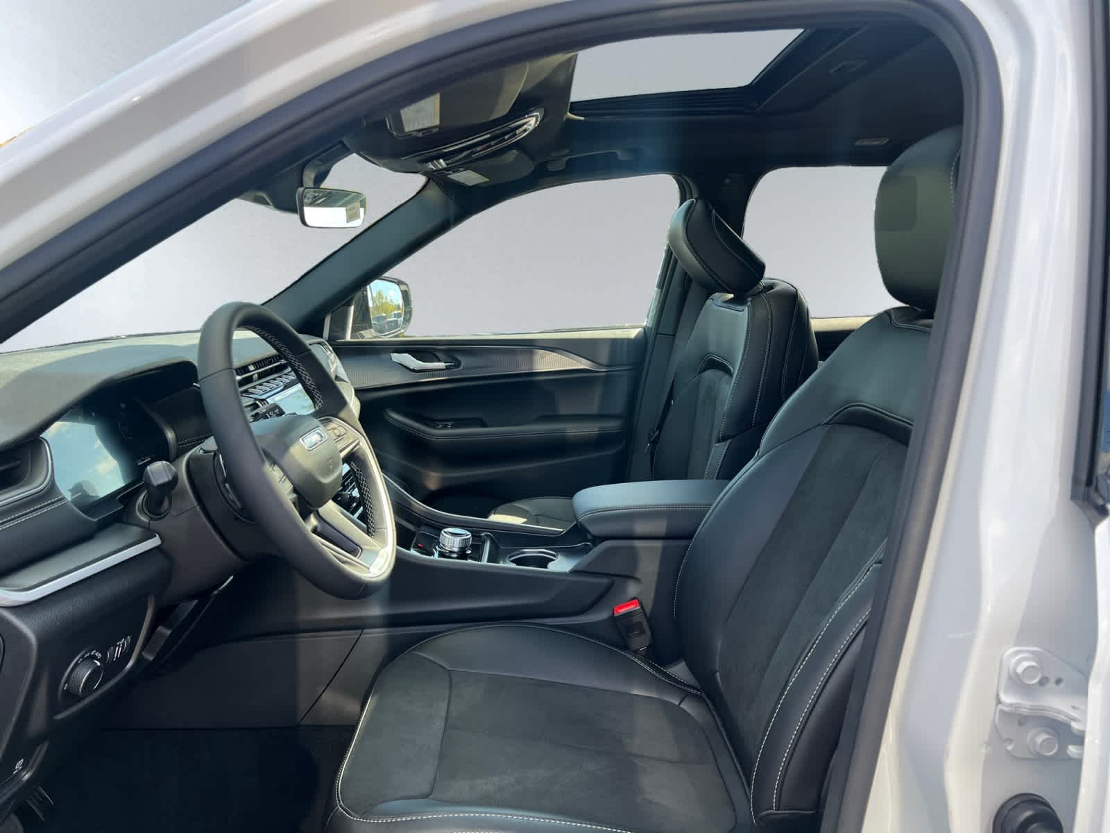 new 2025 Jeep Grand Cherokee car, priced at $44,675