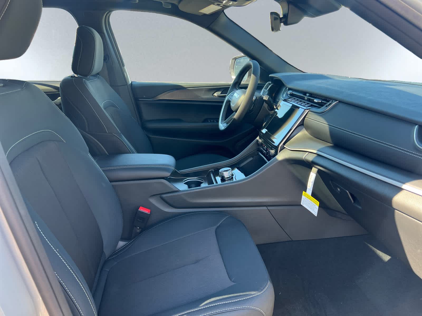 new 2025 Jeep Grand Cherokee car, priced at $38,275