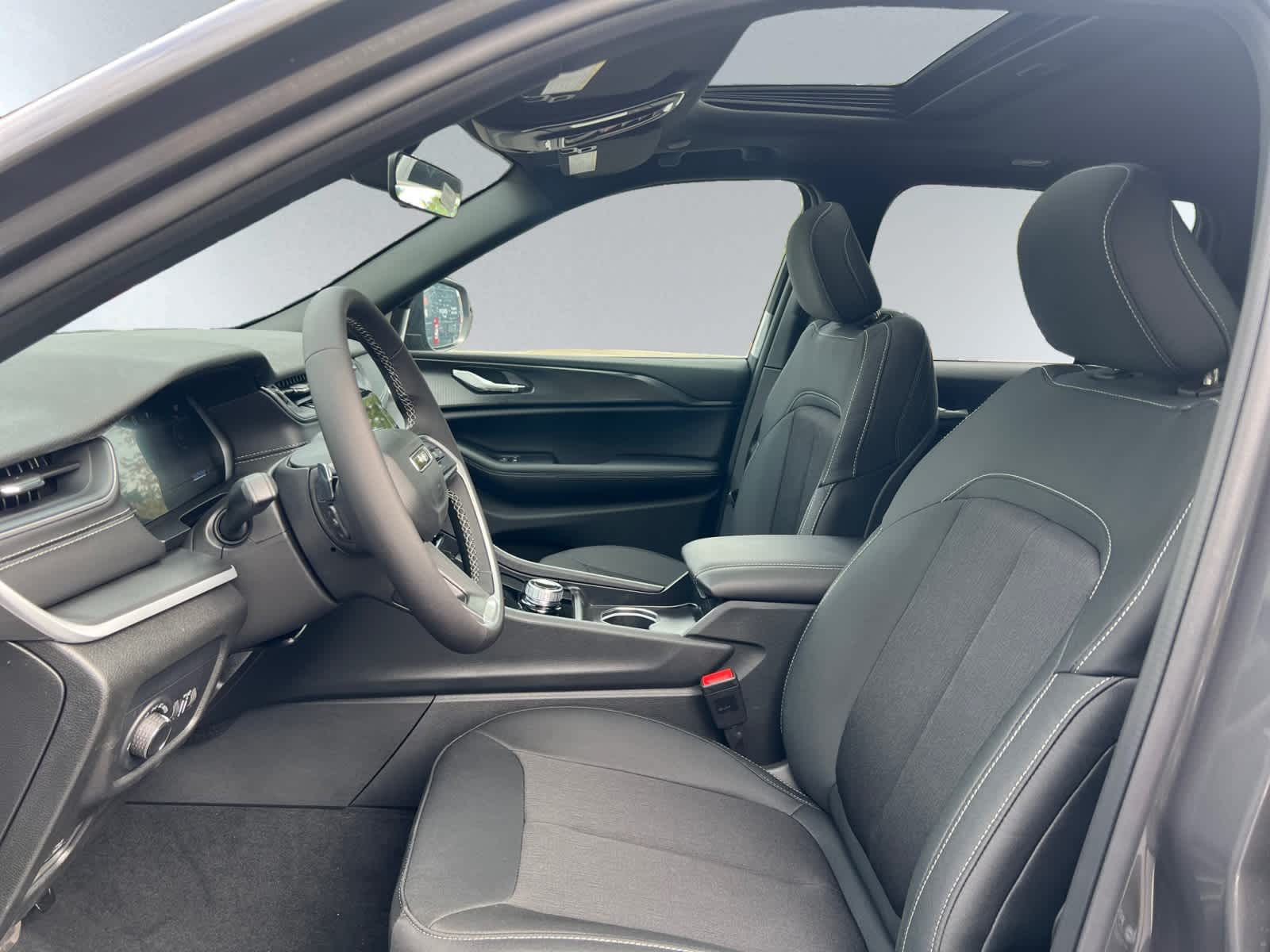 new 2025 Jeep Grand Cherokee car, priced at $38,275