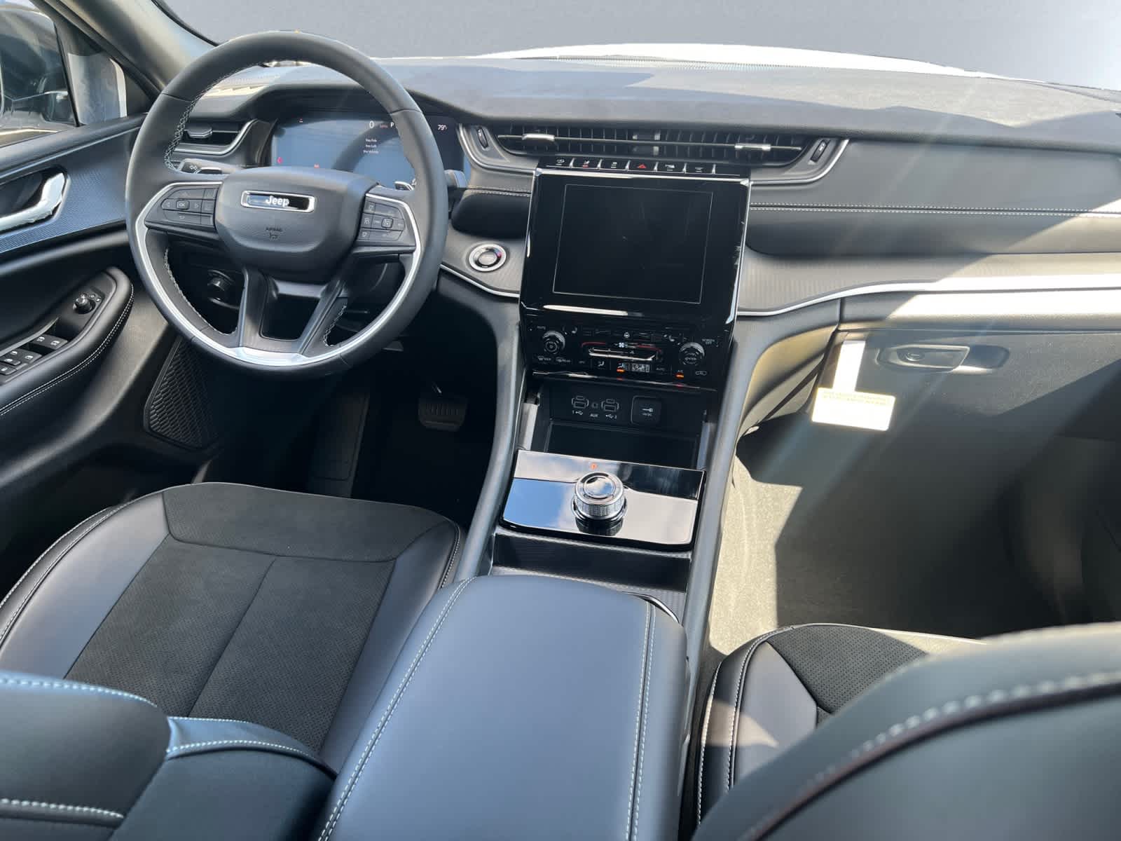 new 2025 Jeep Grand Cherokee car, priced at $44,675