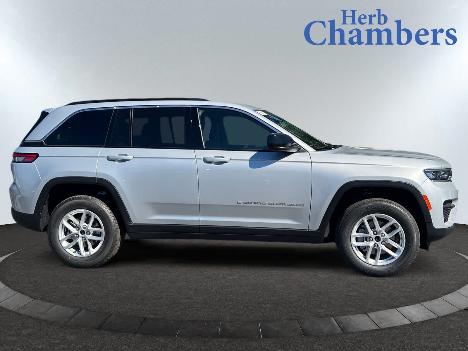 new 2025 Jeep Grand Cherokee car, priced at $38,275
