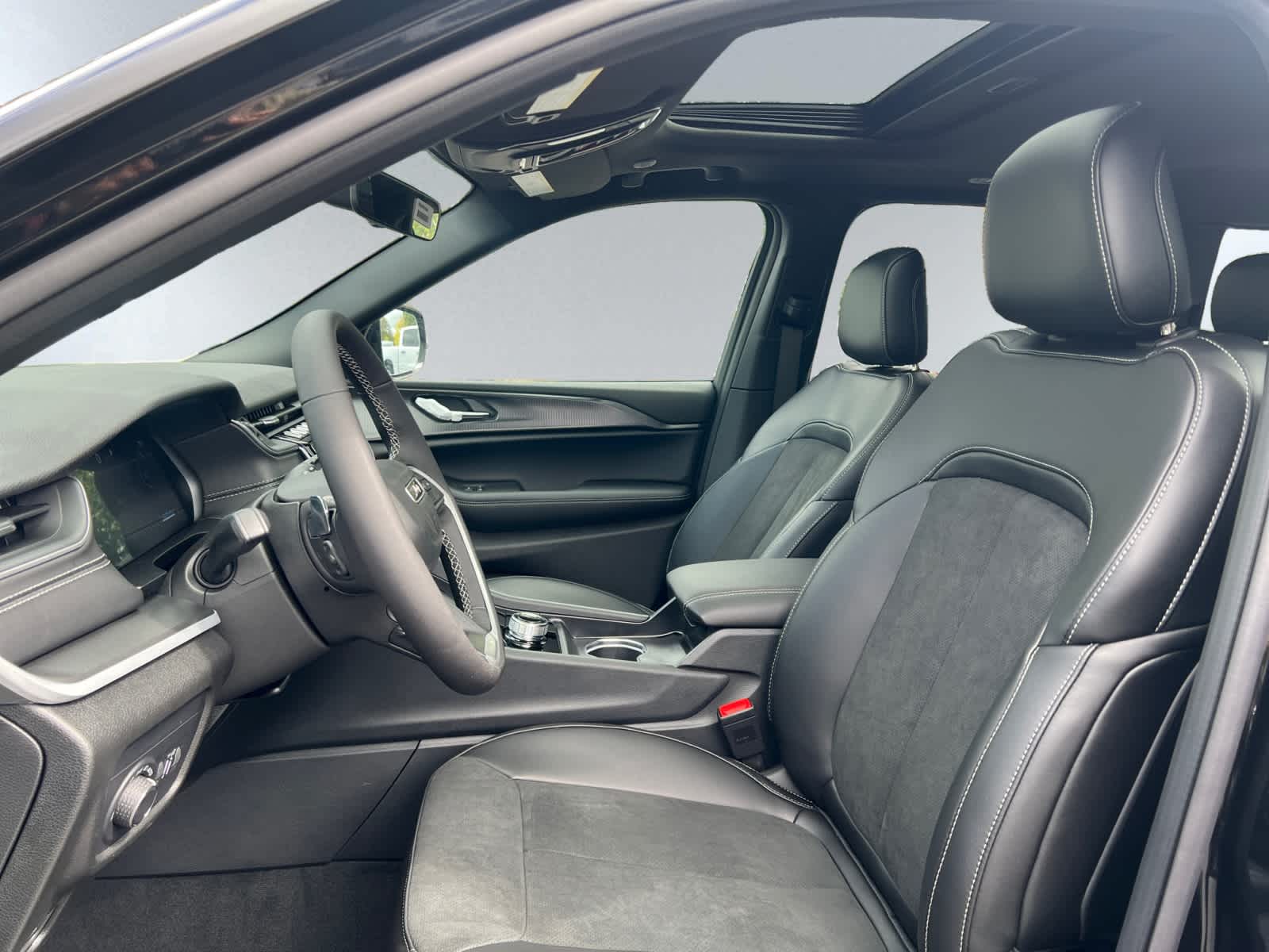 new 2025 Jeep Grand Cherokee car, priced at $44,275