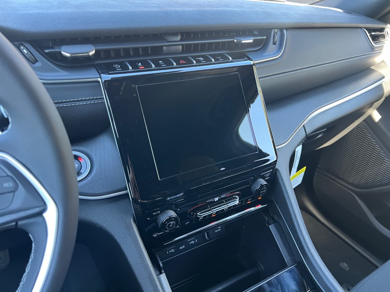 new 2025 Jeep Grand Cherokee car, priced at $38,275