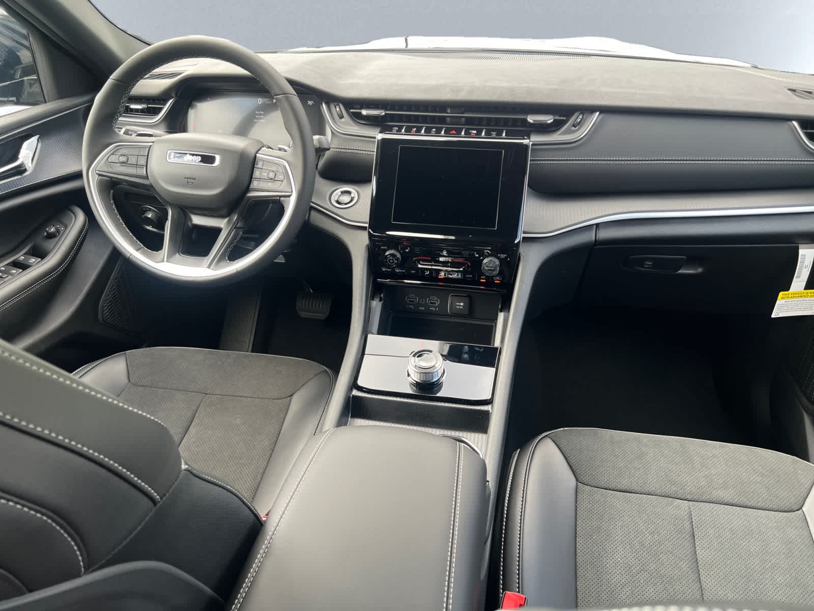 new 2025 Jeep Grand Cherokee car, priced at $44,275