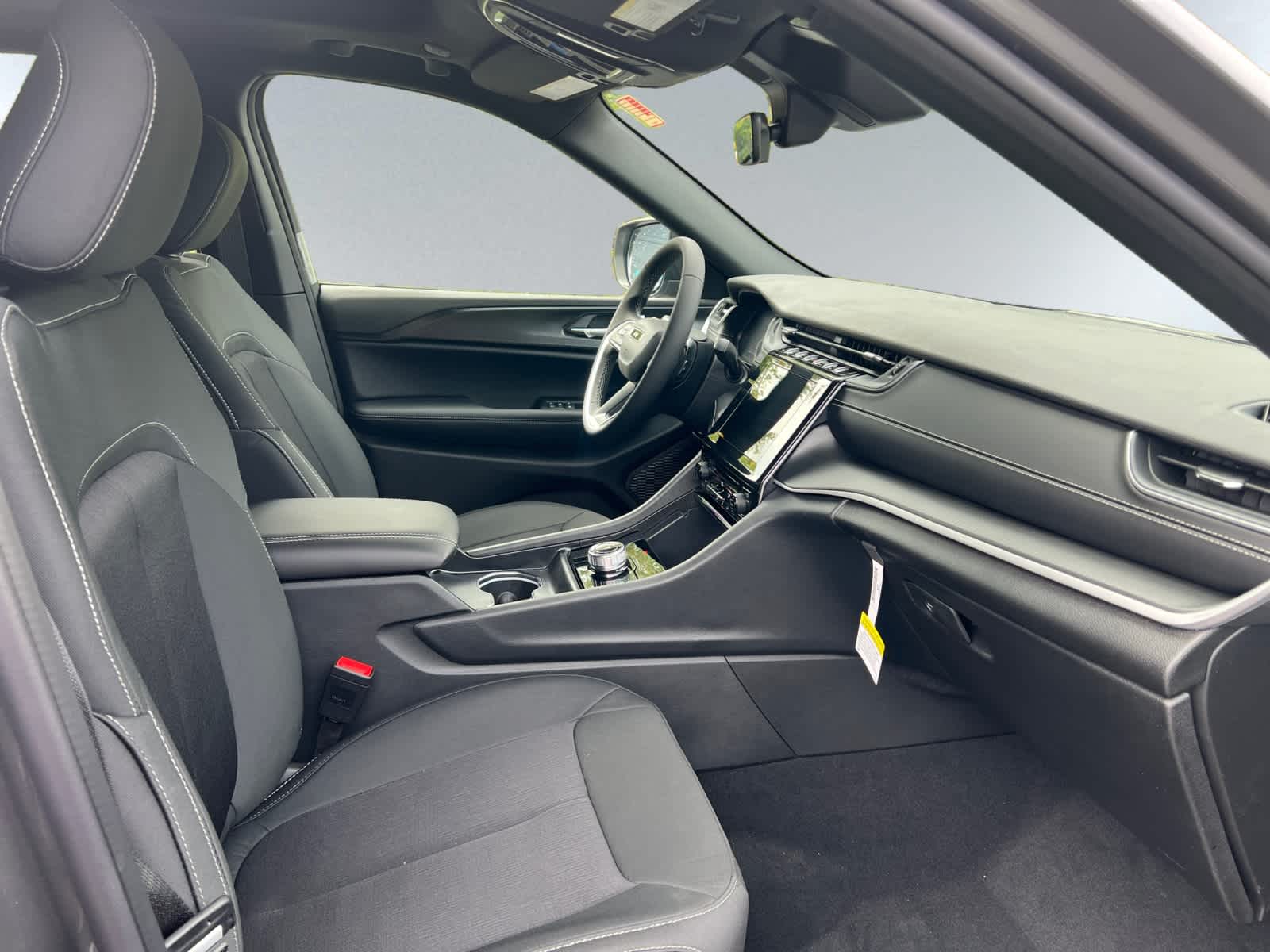 new 2025 Jeep Grand Cherokee car, priced at $38,275