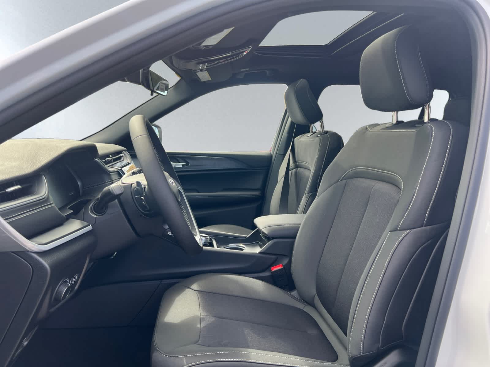 new 2025 Jeep Grand Cherokee car, priced at $42,280