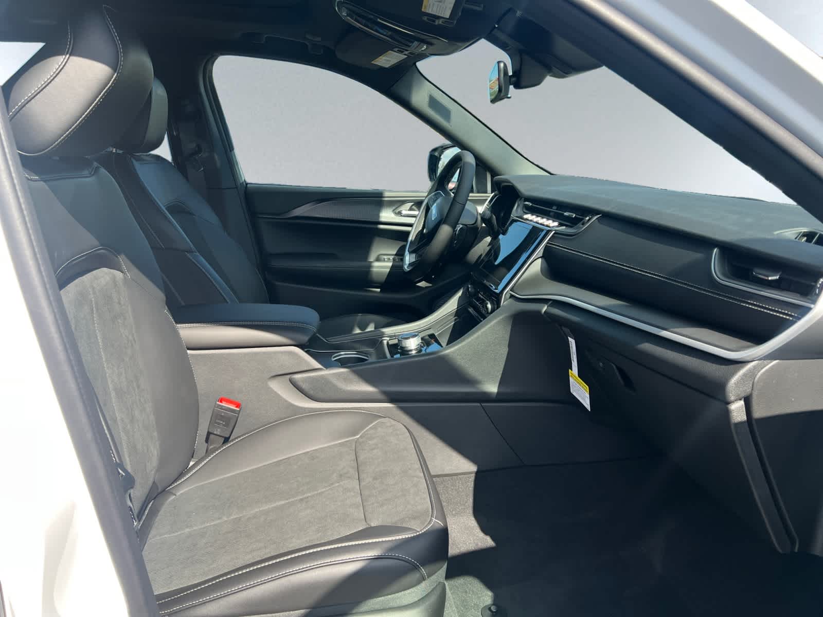 new 2025 Jeep Grand Cherokee car, priced at $44,675