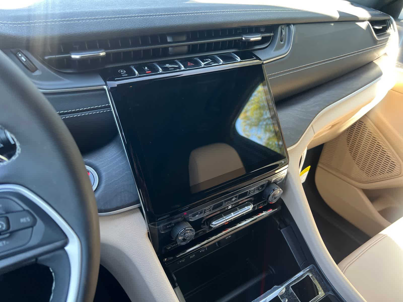 new 2025 Jeep Grand Cherokee car, priced at $48,010