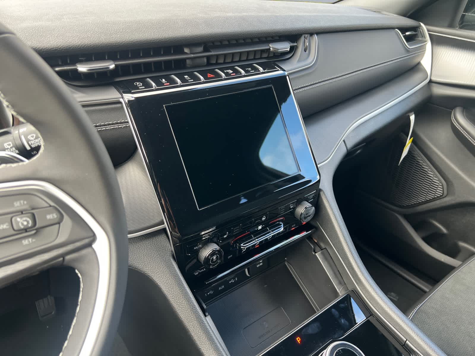 new 2025 Jeep Grand Cherokee car, priced at $44,275