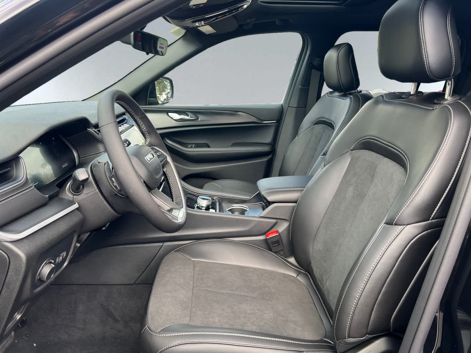 new 2025 Jeep Grand Cherokee car, priced at $44,275