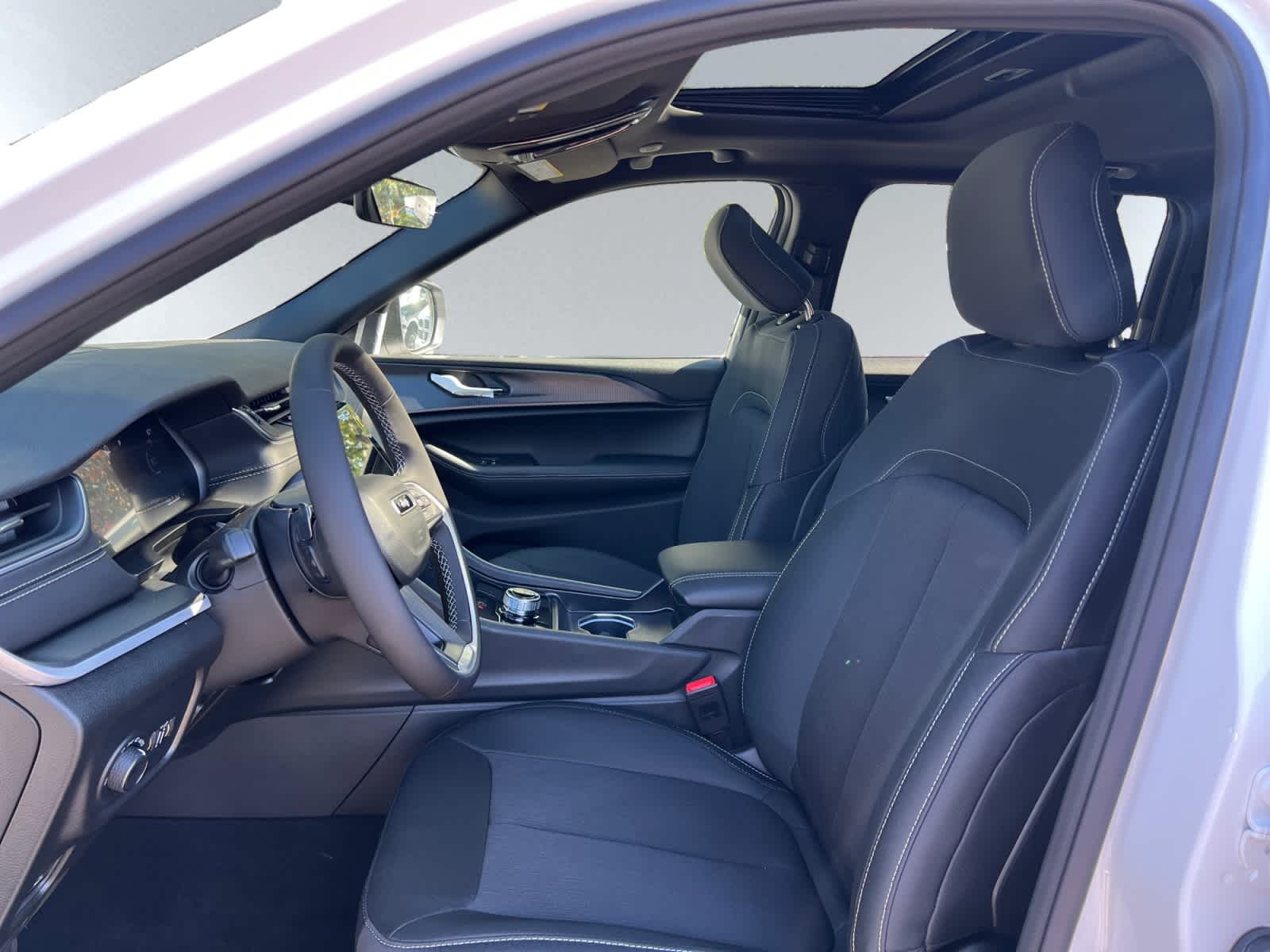 new 2025 Jeep Grand Cherokee car, priced at $37,680