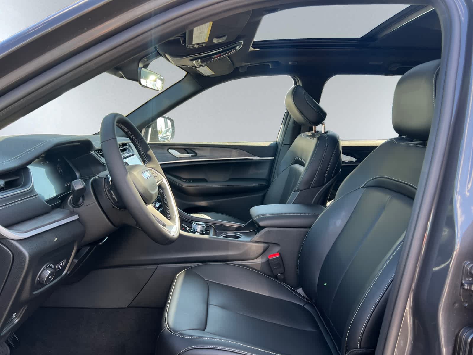 new 2025 Jeep Grand Cherokee car, priced at $45,910