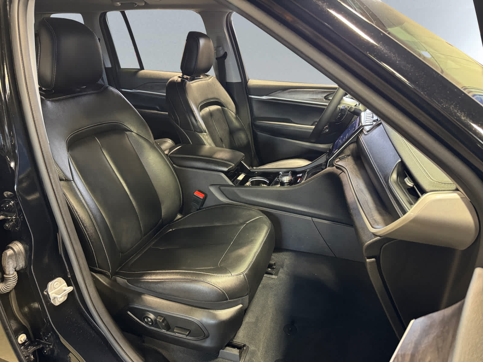 used 2023 Jeep Grand Cherokee car, priced at $29,466