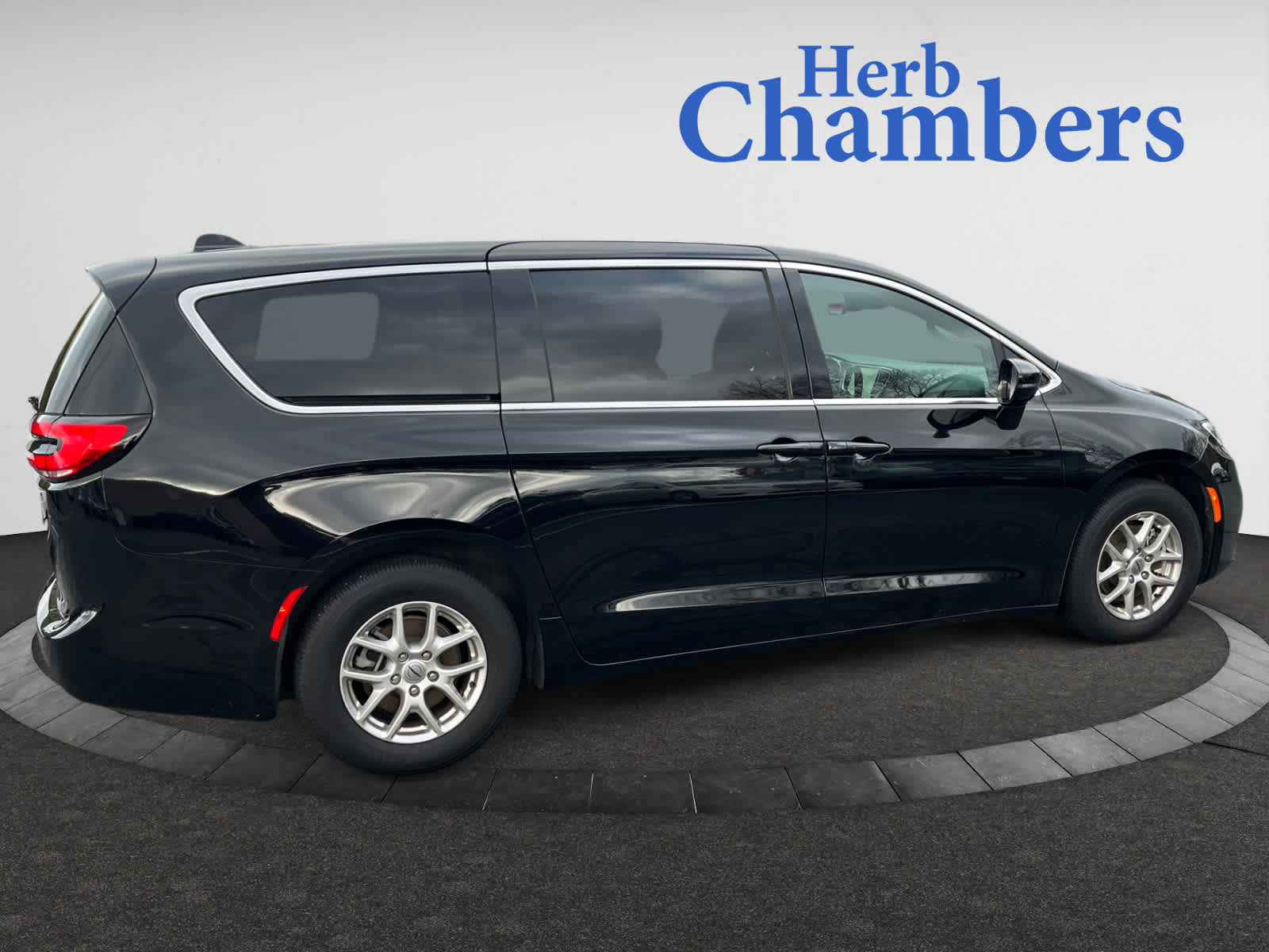 used 2025 Chrysler Pacifica car, priced at $35,874
