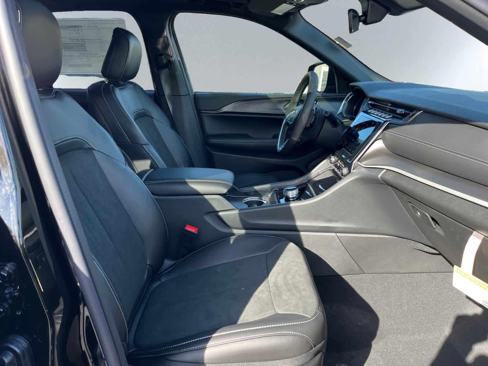 new 2025 Jeep Grand Cherokee car, priced at $45,270