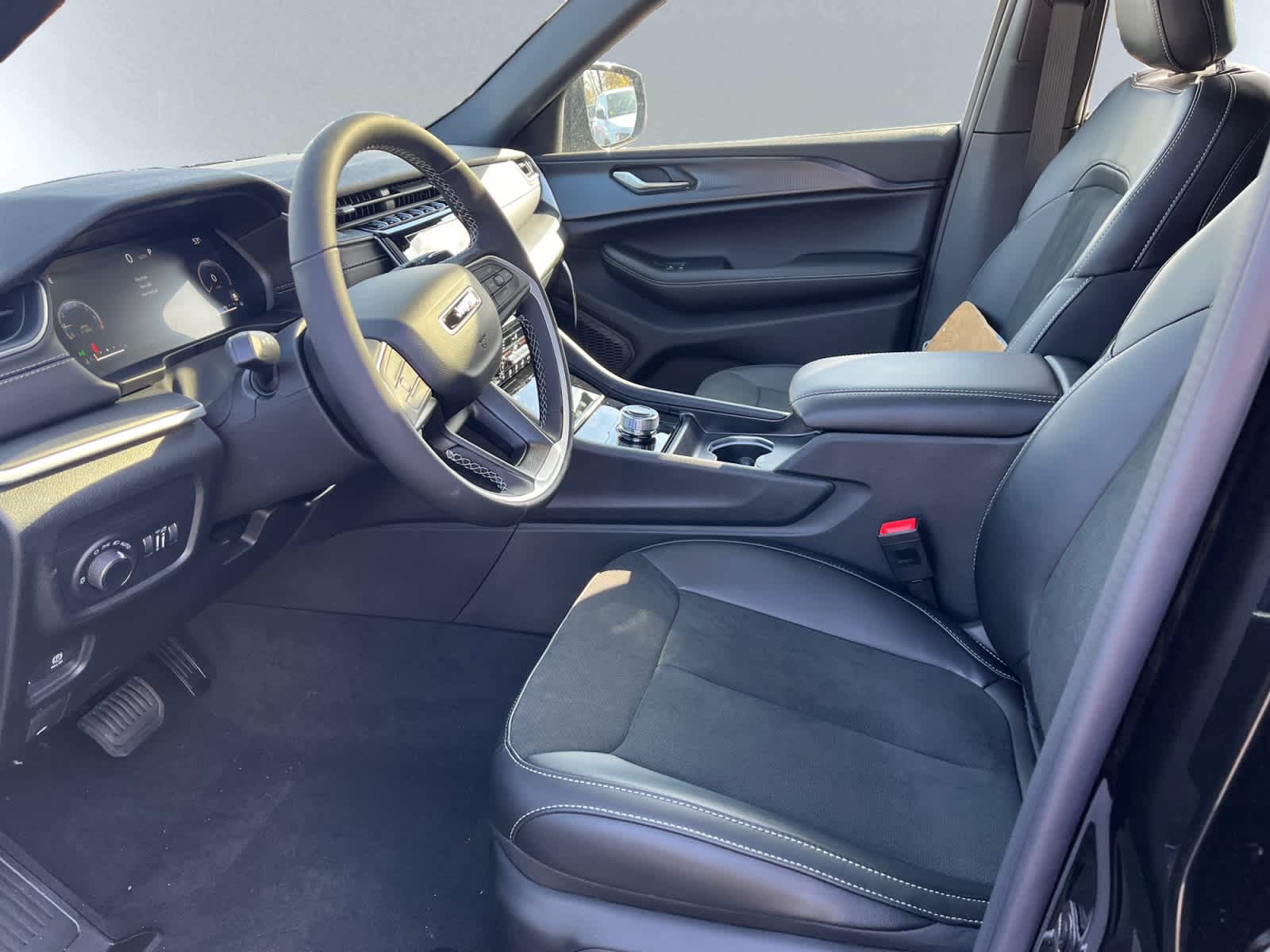 new 2025 Jeep Grand Cherokee car, priced at $45,270