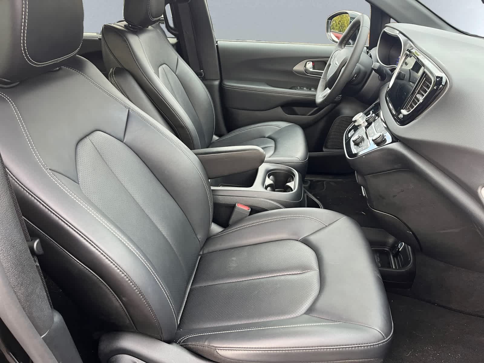 used 2025 Chrysler Pacifica car, priced at $35,874