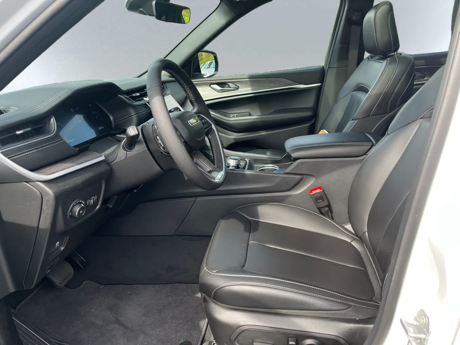 new 2025 Jeep Grand Cherokee car, priced at $52,240