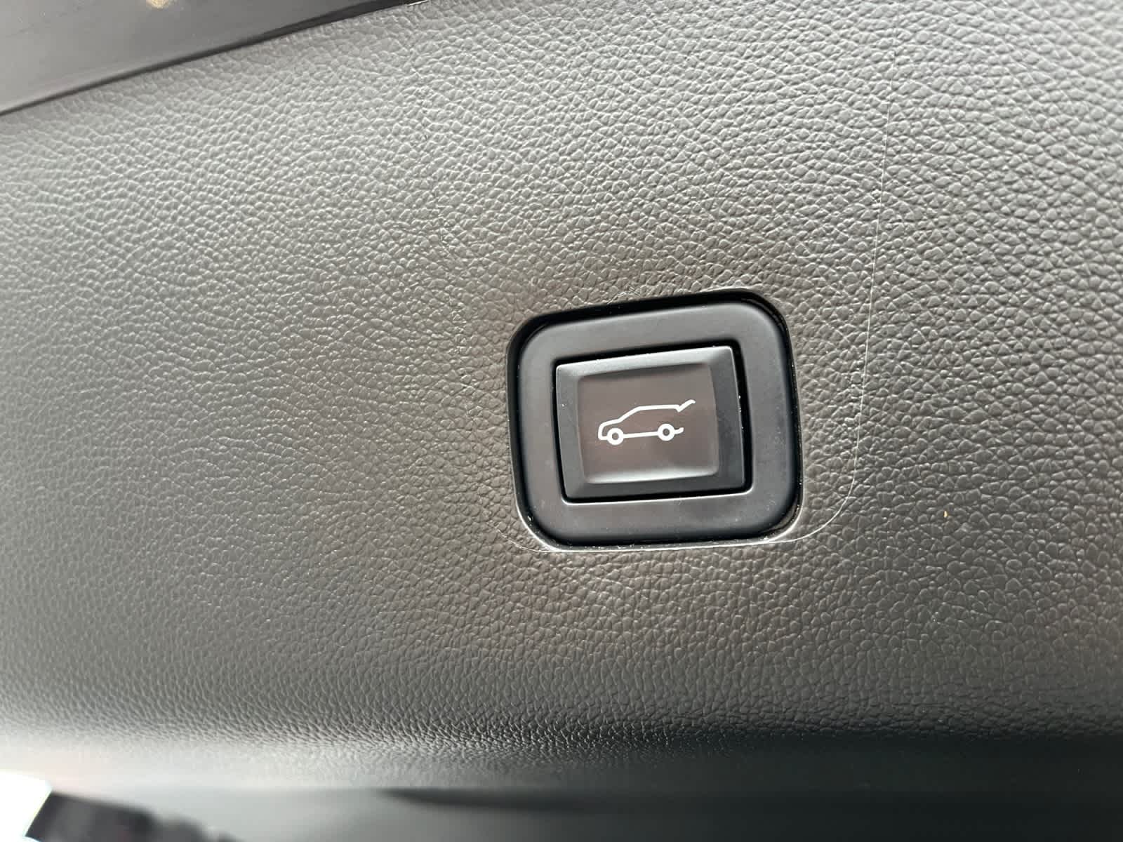 used 2022 Chevrolet Traverse car, priced at $33,328