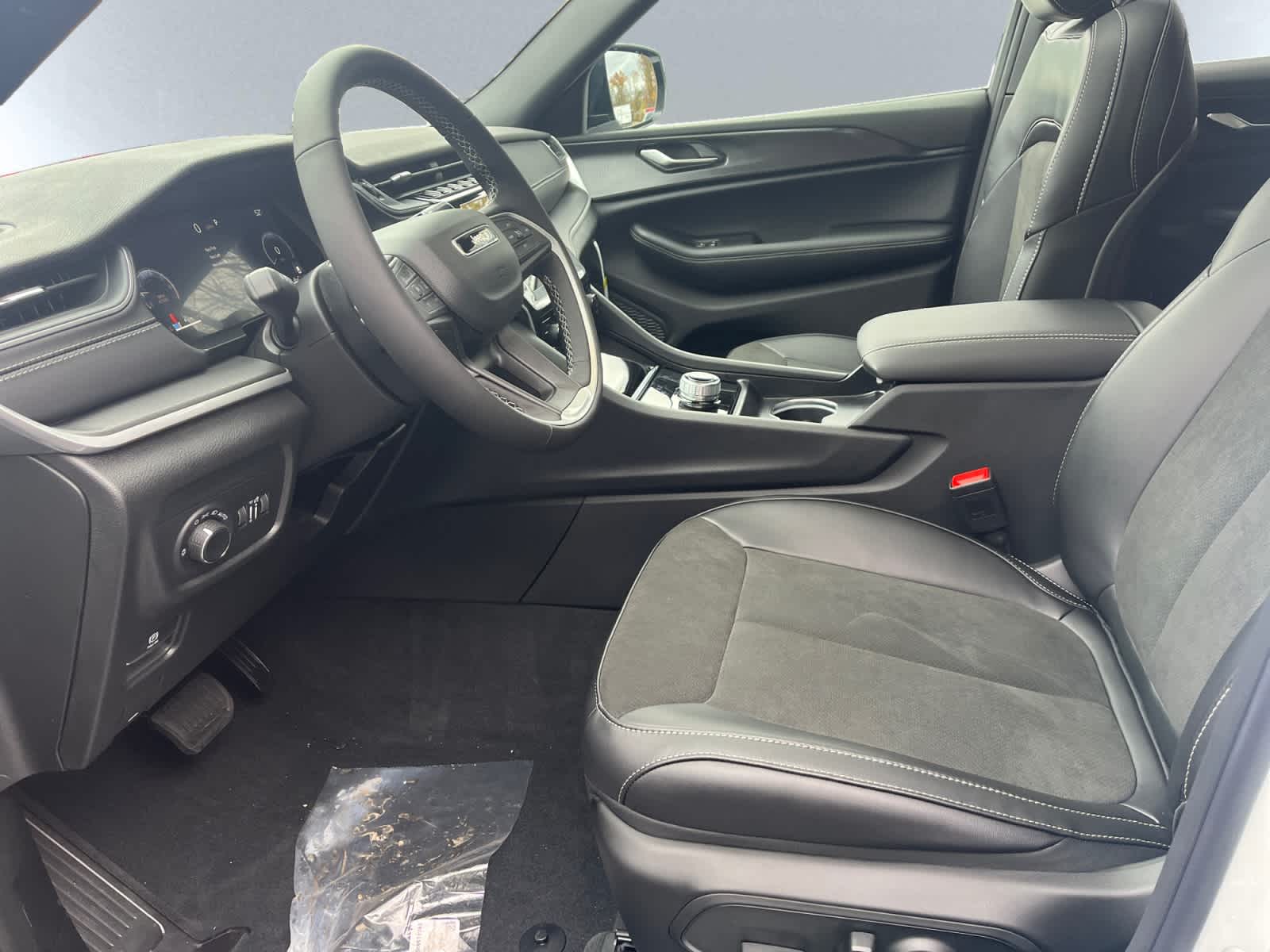 new 2025 Jeep Grand Cherokee car, priced at $43,680