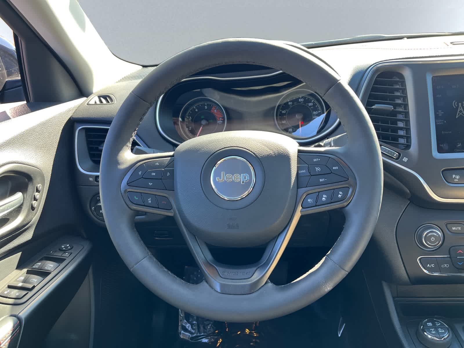 used 2023 Jeep Cherokee car, priced at $27,294