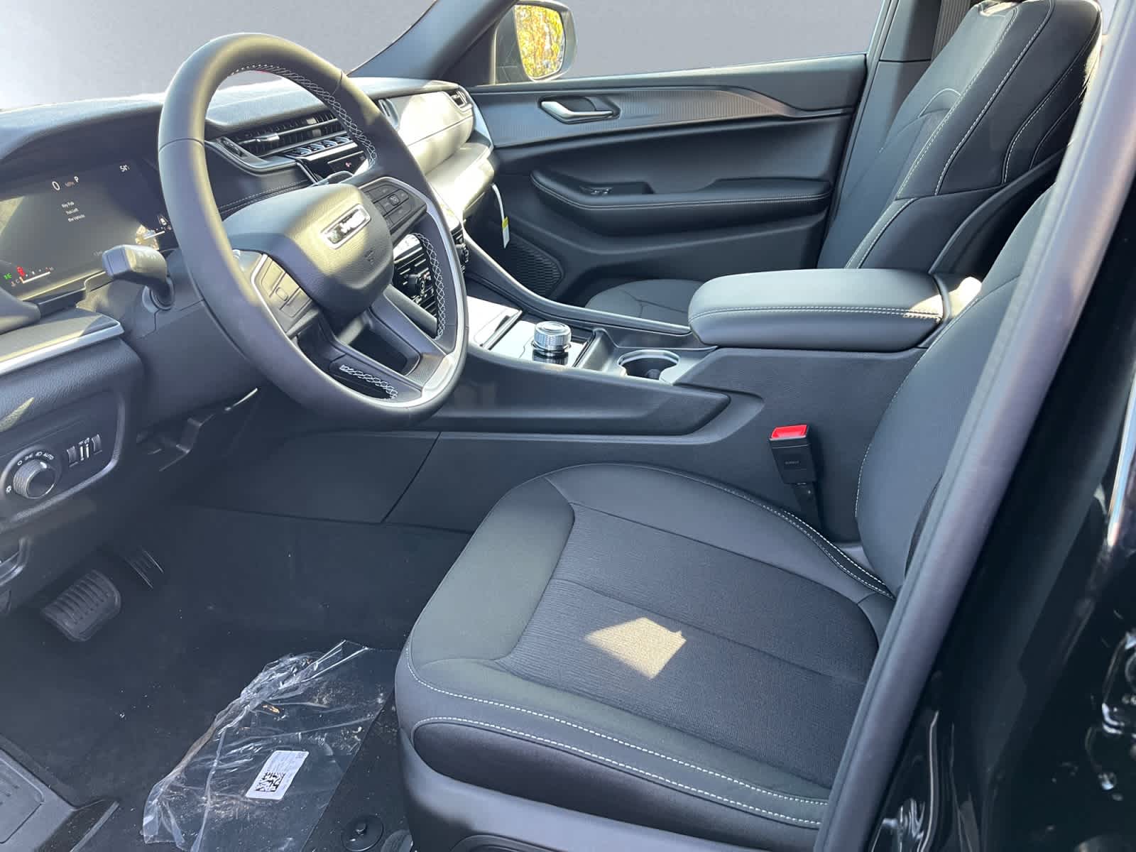 new 2025 Jeep Grand Cherokee car, priced at $38,275