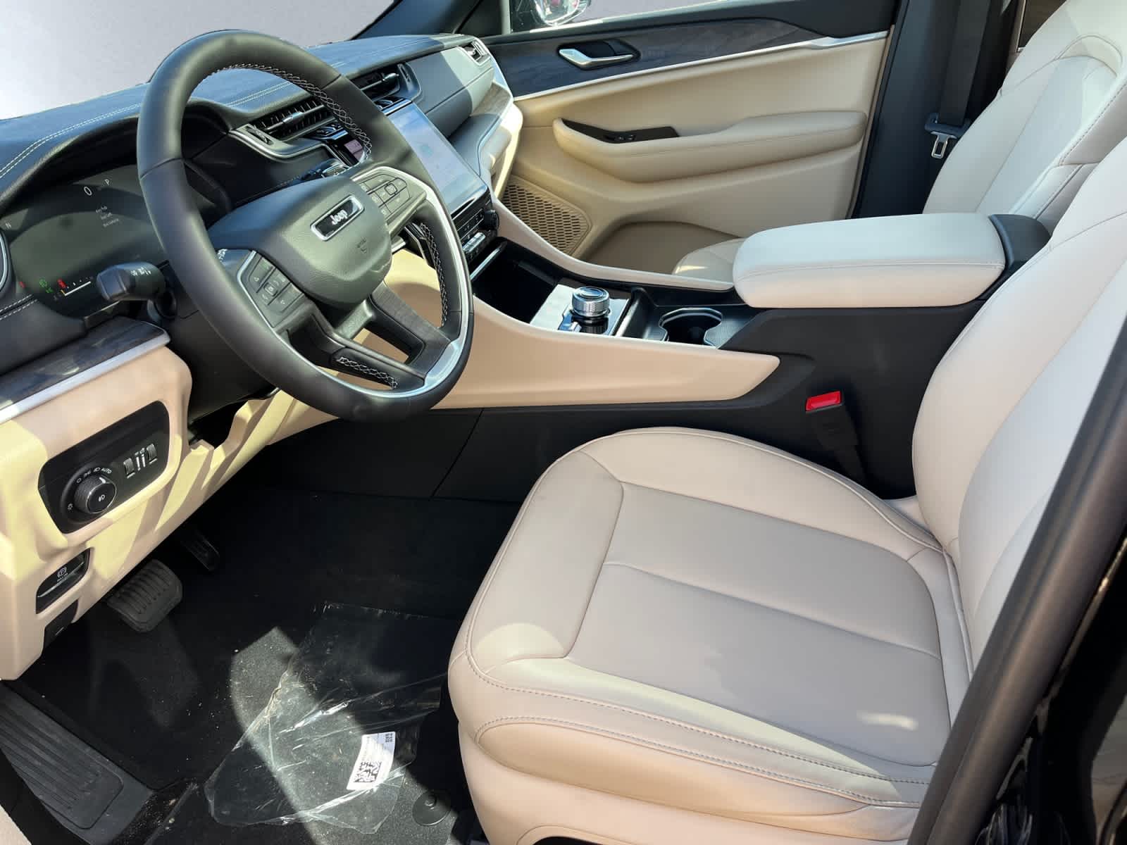 new 2025 Jeep Grand Cherokee car, priced at $45,910