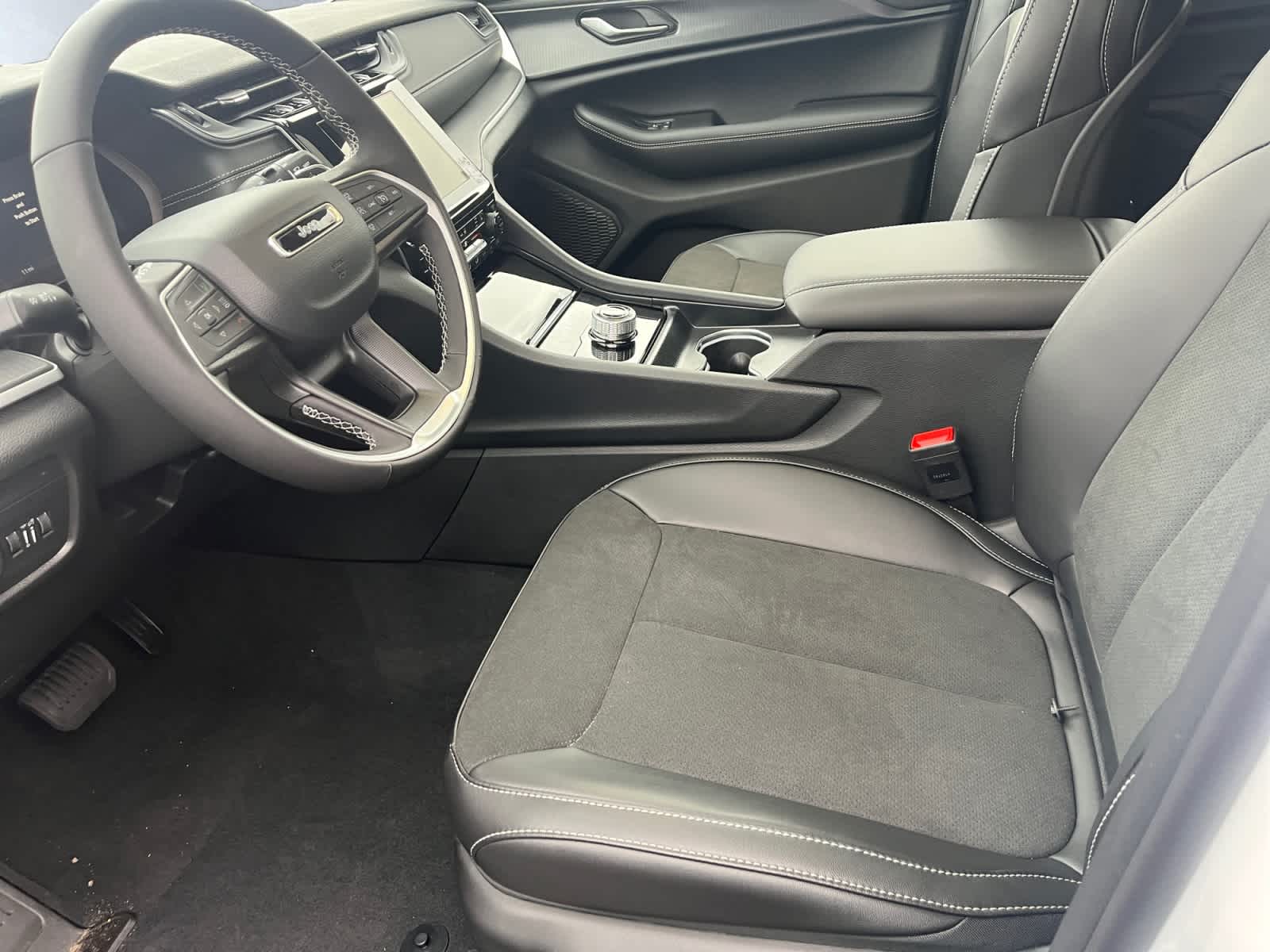 new 2025 Jeep Grand Cherokee car, priced at $43,680