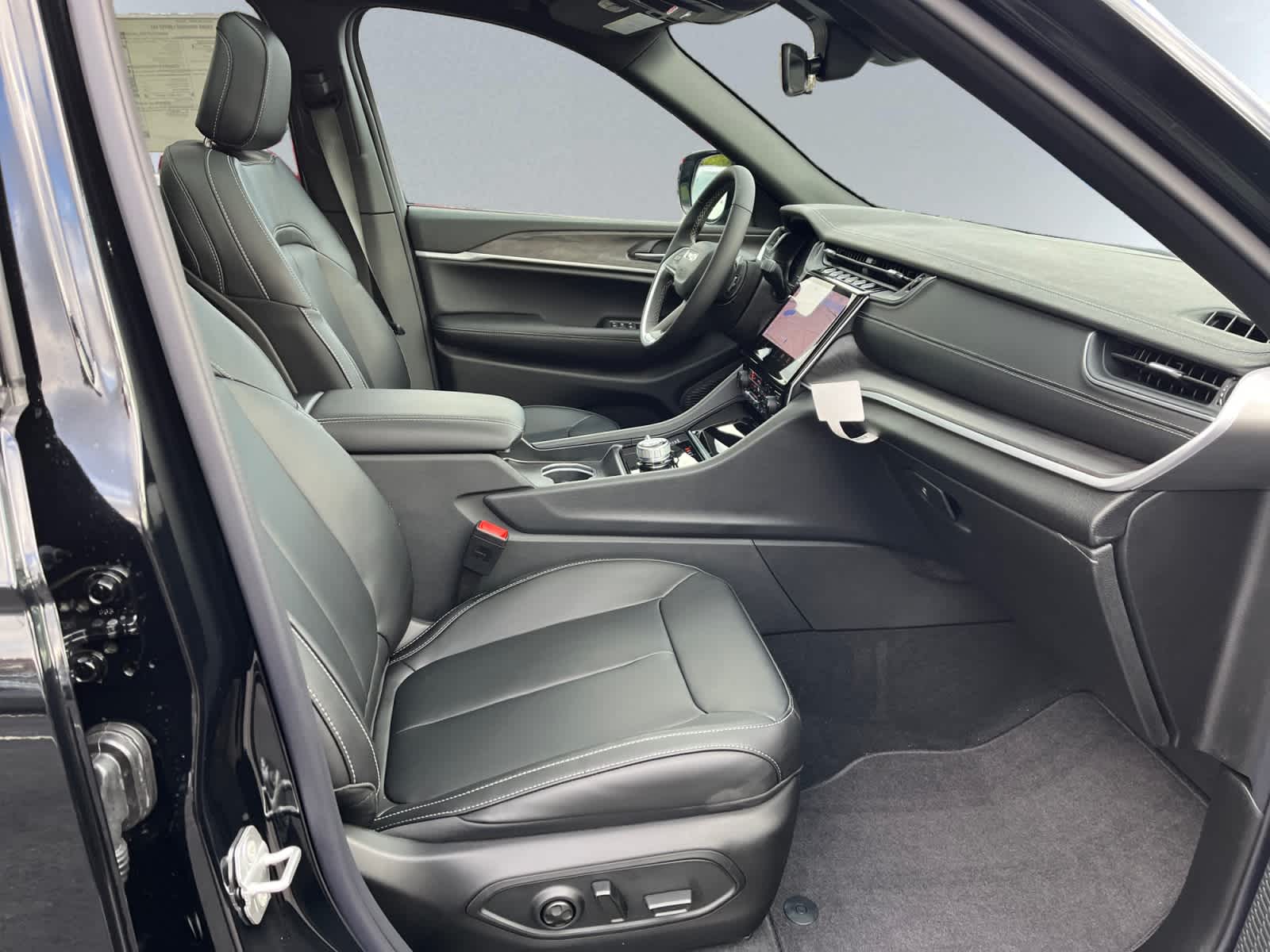 new 2025 Jeep Grand Cherokee car, priced at $50,010