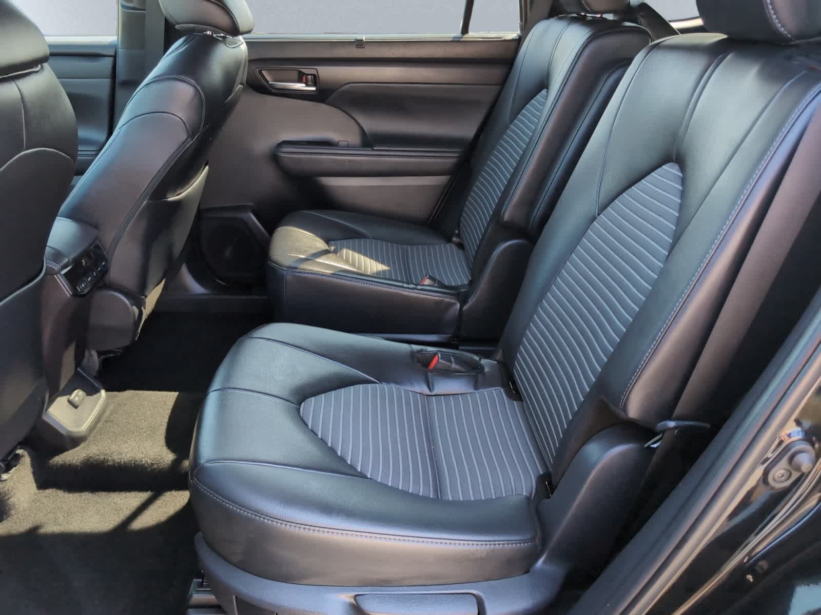 used 2024 Toyota Highlander car, priced at $40,998