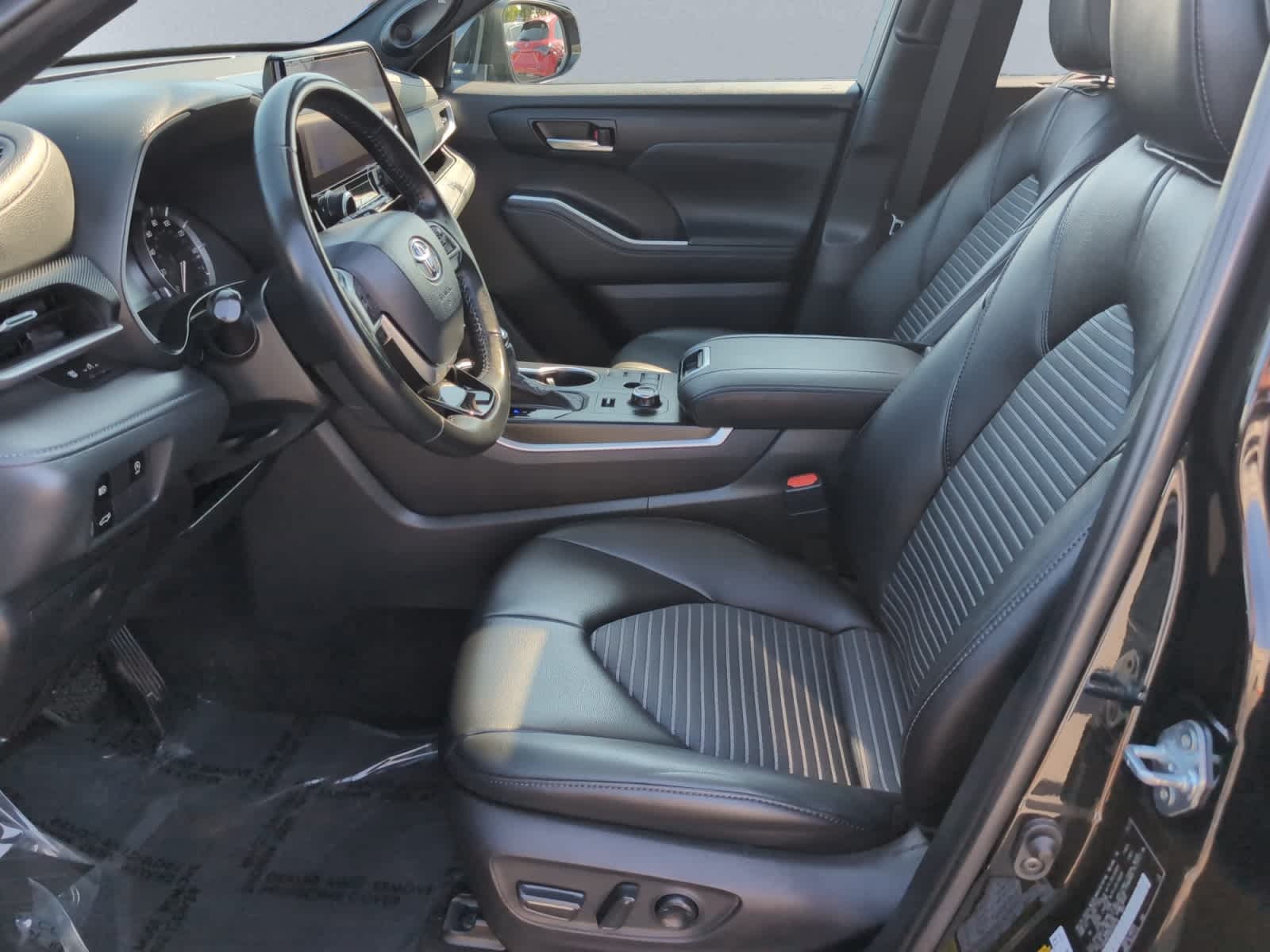 used 2024 Toyota Highlander car, priced at $40,998