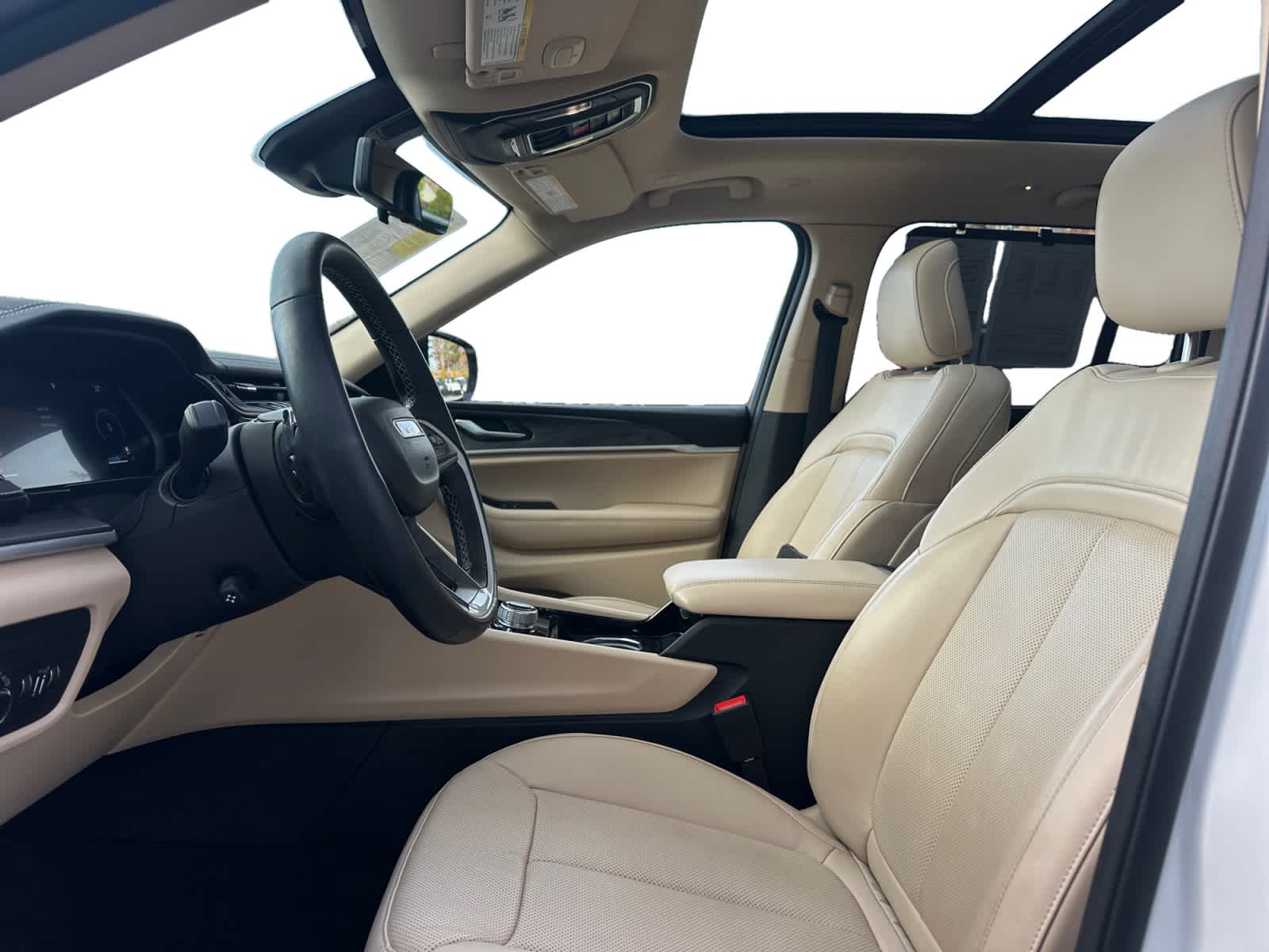 used 2022 Jeep Grand Cherokee car, priced at $31,498