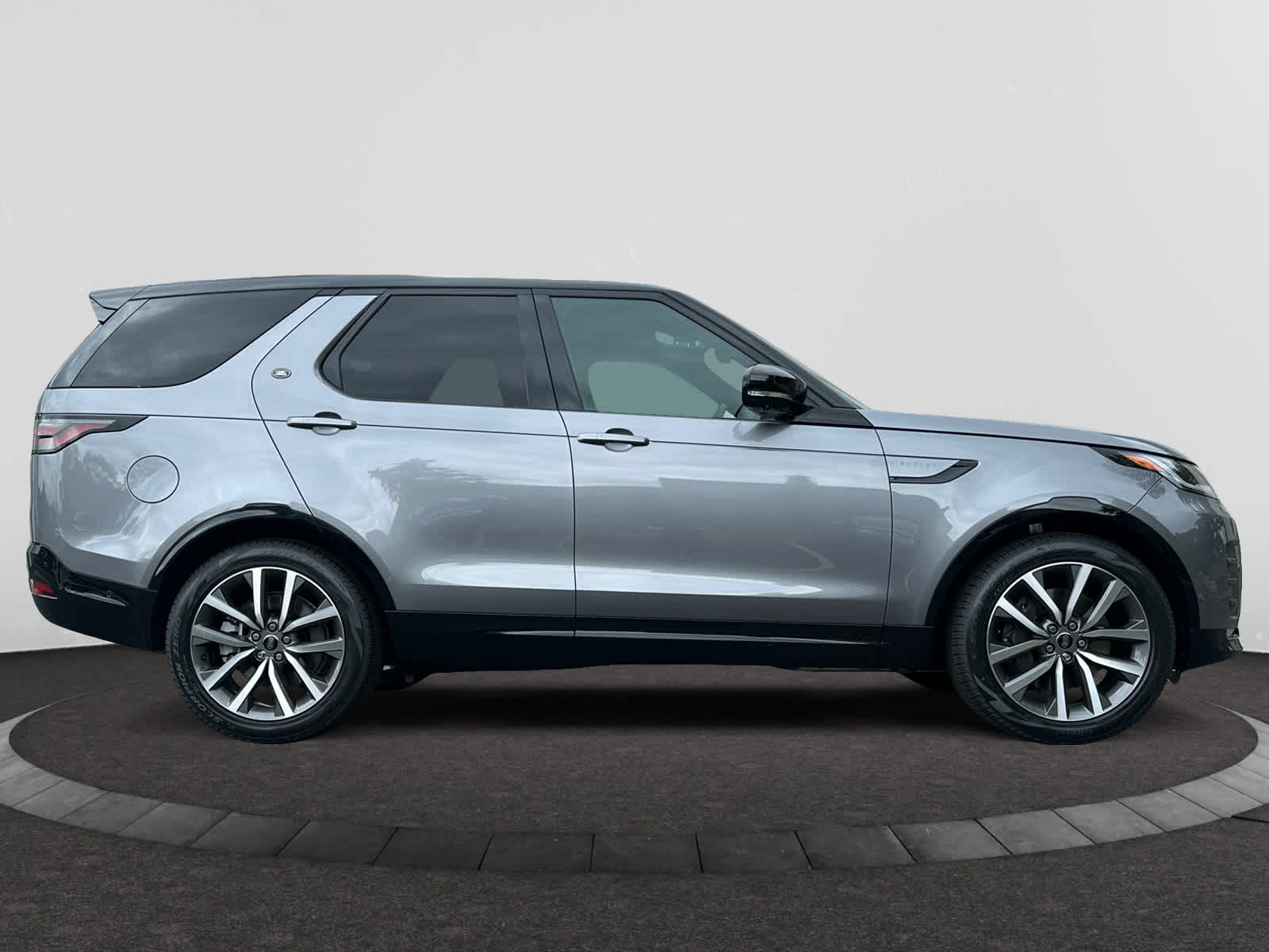 new 2025 Land Rover Discovery car, priced at $78,068