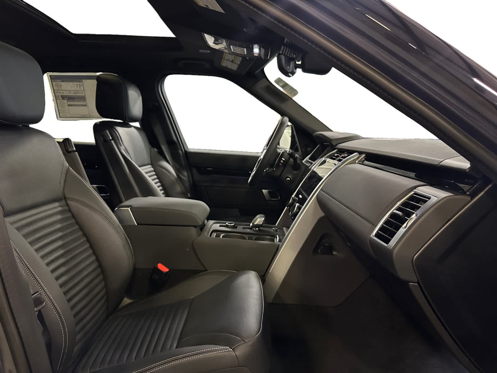 new 2025 Land Rover Discovery car, priced at $68,478