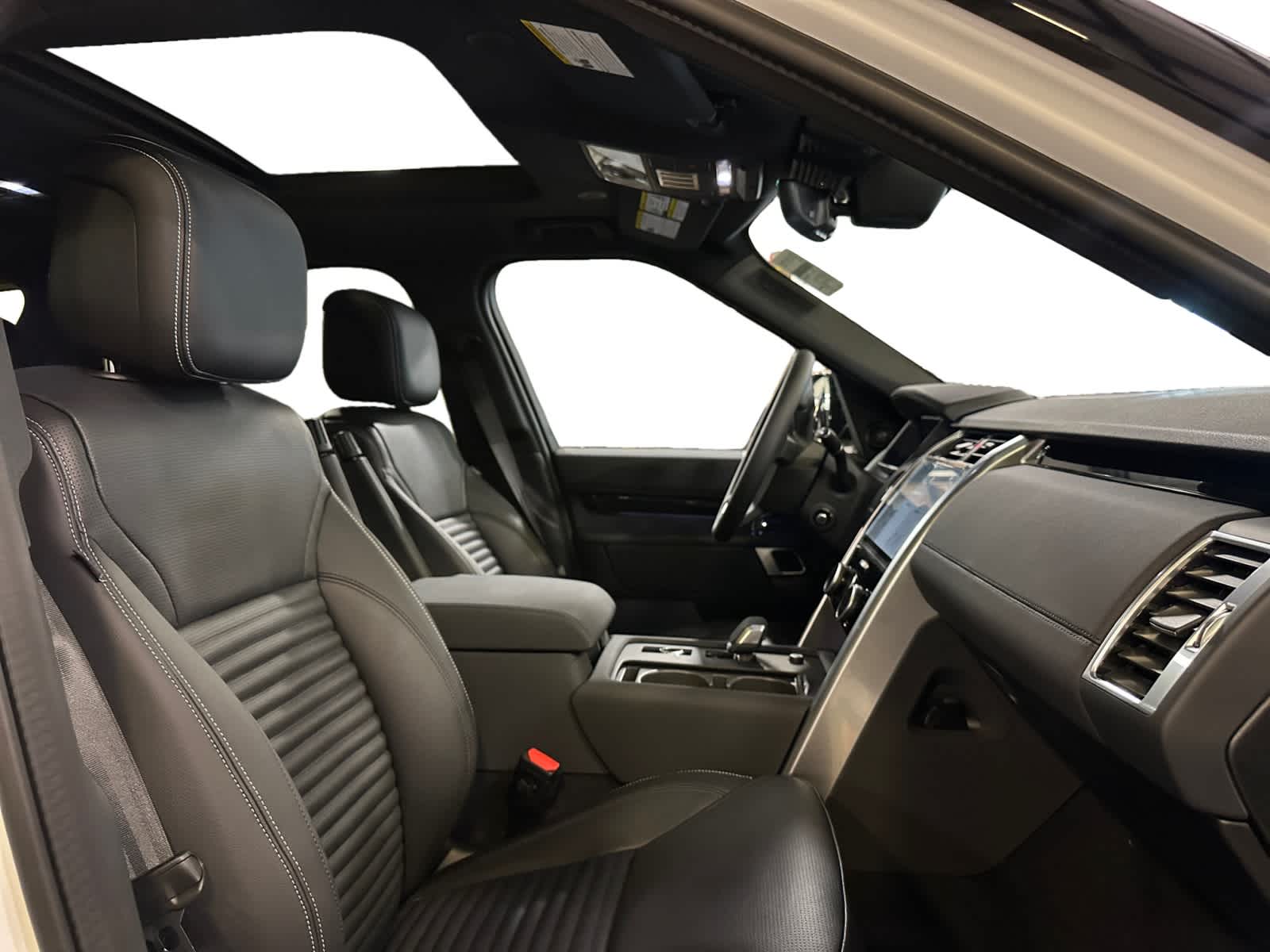 new 2025 Land Rover Discovery car, priced at $65,553
