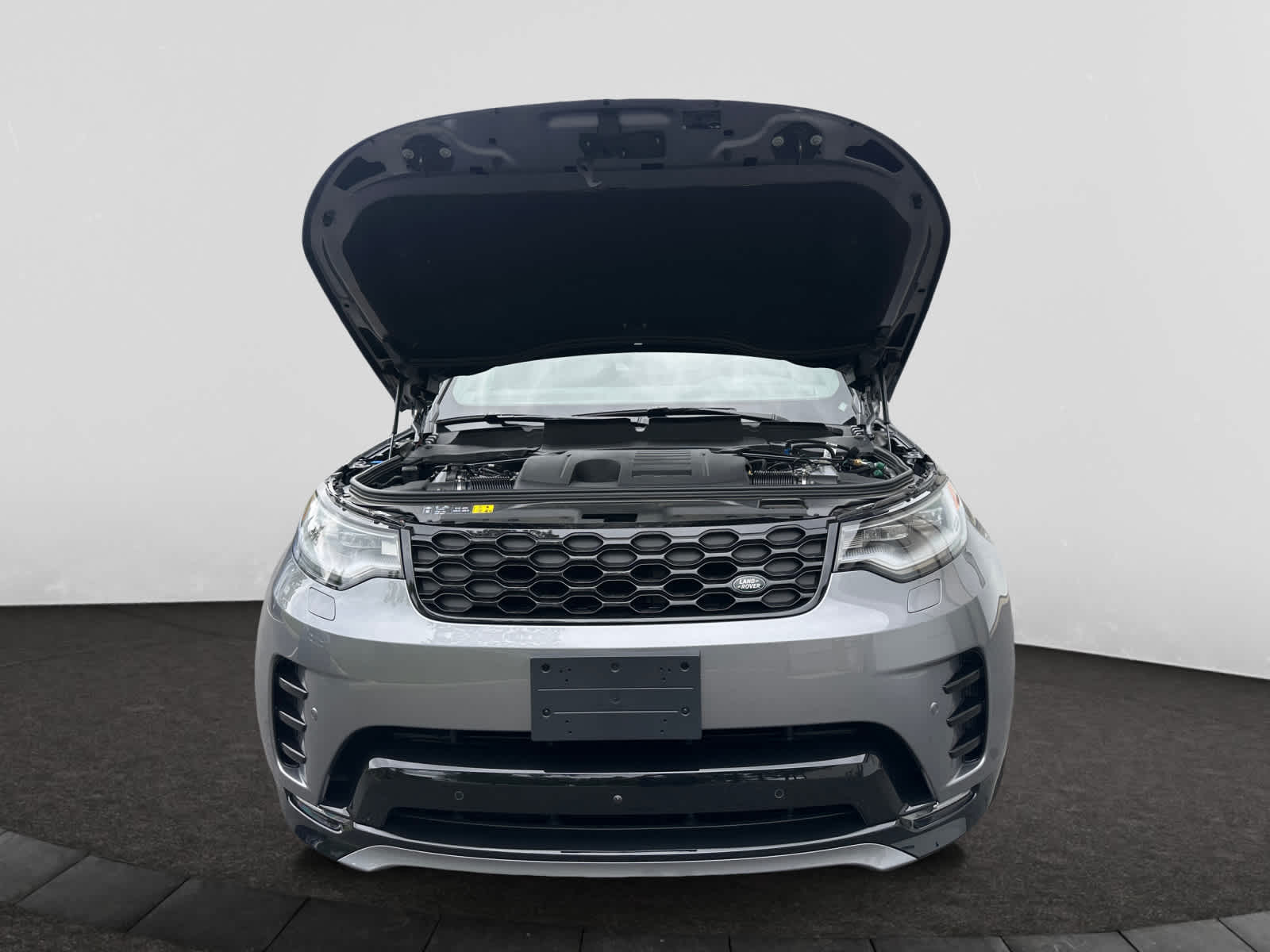 new 2025 Land Rover Discovery car, priced at $78,068