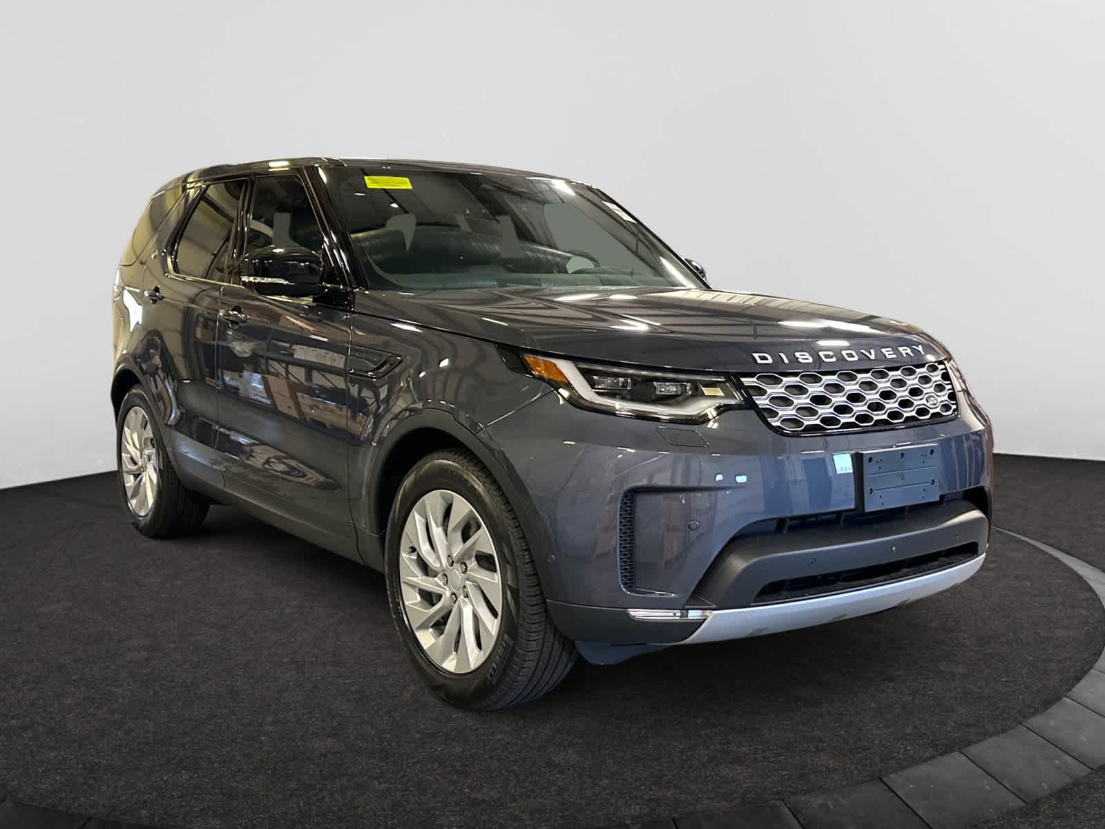 new 2025 Land Rover Discovery car, priced at $68,478