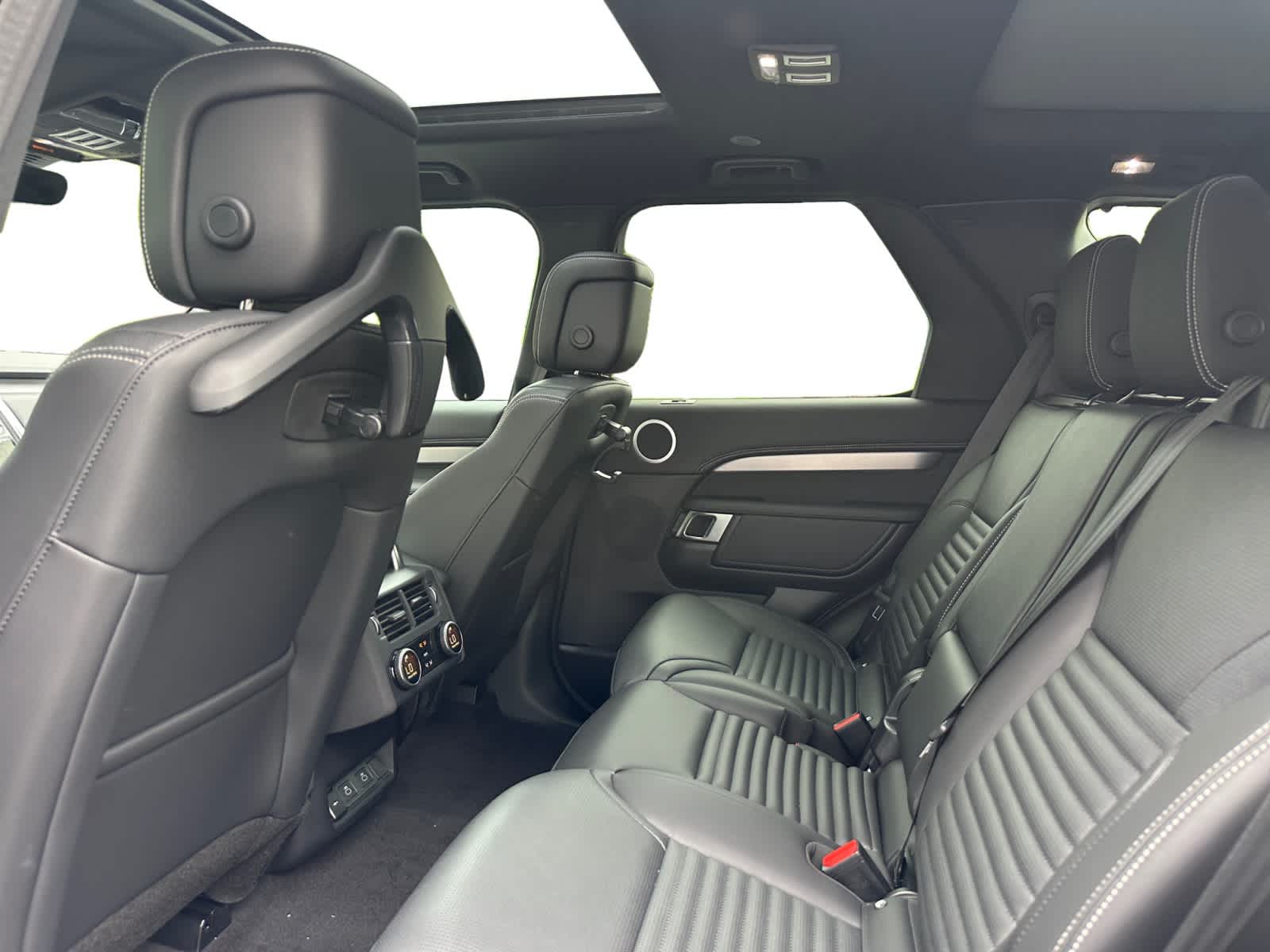 new 2025 Land Rover Discovery car, priced at $78,068